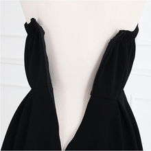 优雅与性感的完美融合 艾森丝服饰新款挂脖花边装饰露背连衣裙