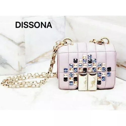 圣诞季的时尚献礼 艾森丝潮流服饰低至5折，满额赠礼惊喜不停